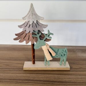Árvore com rena madeira com feltro 30cm
