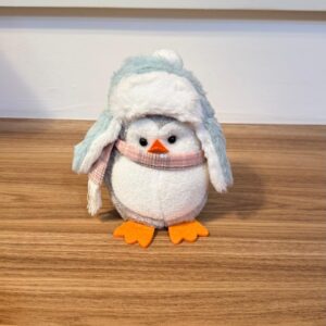 Pinguim pelúcia gorro azul 14cm