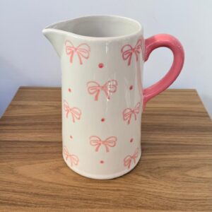 Jarra branca com laço rosa 20,5cm