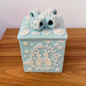 Pote com tampa azul com relevo branco 17x11,5cm