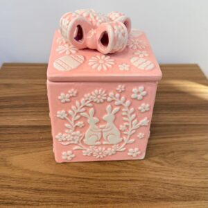 Pote com tampa rosa com relevo branco 17x11,5cm