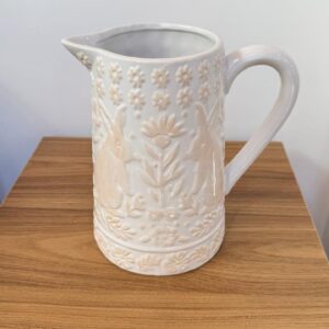 Jarra louça branca com relevo bege 17x23,5cm