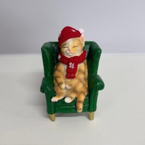 Gato no sofá resina 14,50x10,50cm