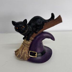 Gato preto resina na vassoura e chapéu 20x17x14cm