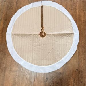 Saia para árvore bege aveludada barra branca 120cm